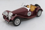 ITALIA- JAGUAR - SS 100 - 1937. Escala 1:18. Fabricante: BURAGO. Miniatura em metal die-cast. Carrinho de coleção. Produzida em metal, apresenta pneus emborrachados, abertura do capô. Rodas dianteiras se mexem com a direção. Capot do motor com pequeno defeito na abertura. Med. 8 x 25 x 10 cm.