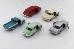 COLECIONISMO - Cinco carrinhos miniatura em metal, porta móvel, roda de fricção manufaturas diversas: Chevrolet C 15, Chevrolet Veraneio, Alfa Romeo Fmm JK 2000, Karman Guia, Dkw Vemag. Med. aproximada 11 cm cada.