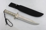 FACA DE SOBREVIVÊNCIA conhecida por FACA RAMBO, em razão das utilidades que a complementam. Cabo com recipiente para acondicionar itens como agulha, linha, fósforo e etc. bainha em lona. Marcada Yik-Fung. Med. 34,5 cm.