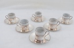 WOLFF- Seis (06) xícaras para café em porcelana branca com friso prateado. Acompanha suporte e pires em metal espessurado a prata.
