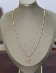 Cordão torcido com 63 cm e um crucifixo em ouro com  13.3 g ( pequenos sinais de uso