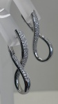 BRINCO INFINITO CONFECCIONADO EM OURO BRANCO 18K,  COM DIAMANTES, PESO: 9,2g, TAMANHO: 36mm. VALOR D