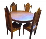 Antigo jogo de mesa com 4 cadeiras em madeira nobre maciça, decorado com entalhes diversos; medindo