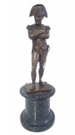 NAPOLEÃO BONAPARTE - Antiga escultura francesa, confeccionado em bronze, sobre base de mármore; Medi
