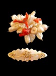 <b>JOIA e BIJUTERIA</b>, lote com dois (2) broches, sendo: A) 1 com monture confeccionada em PRATA DE LEI 925, ricamente decorado por pérolas, fios de pérolas e corais vermelhos, medindo 5,5cm e B) 1 confeccionado em mardre pérola representando folha, incrustado por volutas em metal dourado, medindo 5cm de comprimento.