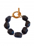 <b>BIJUTERIA</b>, uma (1) pulseira com contas em PEDRA DA ESTRELA, fecho tipo boia em metal dourado, medindo 22cm de comprimento.