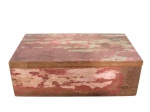 <b>DIVERSOS</b>, uma (1) caixa retangular confeccionada em madeira crua com vestígios de patina na tonalidade rosa, medindo 9,5x28x16,5cm.