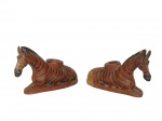 <B>DIVERSOS</b>, par (2) de castiçais confeccionados em madeira entalhada a mão representando zebras, possivelmente africanos, medindo 11x16cm.