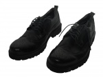 <b>INDUMENTÁRIA</b>, par (2) de sapatos confeccionados em couro na tonalidade preta, decorada por furinhos, parte da sola externa na tonalidade preta, apresentando ótimo estado de conservação, tamanho 43, provavelmente sem uso.