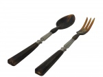 <B>METAL PRATEADO</b>, dois (2) talheres para salada: garfo e colher, confeccionadso em chifre polido, guarnições em metal espessurado a prata, apresentando sinais de uso, porém, conservado.