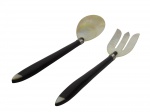 <b>DIVERSOS</b>, dois (2) talheres para salada: garfo e colher confeccionadas em madre pérola, cabo em madeira com guarnições em metal prateado.