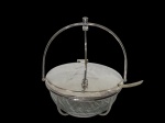 <B>METAL PRATEADO e CRISTAL</b>, uma (1) queijeira confeccionada em metal espessurado a prata, recipiente em cristal translucido lapidado por frisos torcidos, medindo 15x13,5x13cm.