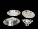 <b>FRACALANZA</b>, quatro (4) peças confeccionadas em metal espessurado a prata, borda cinzelada por caneluras e fitas cruzadas, sendo: A) 1 travessa redonda, medindo 36cm, B) 1 travessa oval, medindo 41,5x27,5cm, C) 1 molheira, medindo 9x19,5x14,54cm e D) 1 legumeira com tampa reversível para travessa, faltando pega da tampa, medindo 10x30,5x23cm.