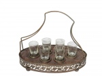 <b>METAL PRATEADO e VIDROS</b>, um (1) conjunto para licor composto de 6 peças, sendo: A) 6 copinhos para licor confeccionados em vidro translucido, medindo 6x3cm e B) 1 suporte confeccionado em metal prateado (necessitando banho),  cinzelado por elementos florais em vazados, alça central fixa, medindo 20x24x13cm.