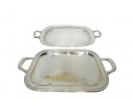 <B>METAL PRATEADO</b>, duas (2) bandejas retangulares confeccionadas em metal espessurado a prata, sendo: A) 1 da marca ST. JAMES, lisa, alças vazadas e falhas na prateaçao, medindo 46,5x29cm e B) 1 da marca EBERLE, cinzelado em gomos, alças vazadas, sinais de uso, medindo 50x32cm.