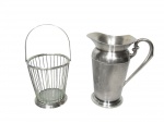 <B>METAL PRATEADO</b>, lote com duas (2) peças confeccionadas em metal espessurado a prata, sendo: A) 1 balde de gelo,, alça central articulável, galeria vazada, recipiente em vidro translucido interno, medindo 14,5x14cm sem a alça e B) 1 jarra da marca EBERLE, cinzelada por elementos fitomorfos, alça no feitio de voluta, aparador de gelo, base circular escalonada, medindo 22x20,5x13cm.