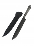 <b>CORNETA (Abramo Eberle, 1896)</b>, uma (1) faca dita de GAÚCHA, lâmina em aço inox, possui marca da manufatura CORNETA (uma das pioneiras em cutelaria no Brasil, fundada pelos irmãos Berg, com tradição no ramo desde 1787 na Alemanha, começou as atividades comerciais no Brasil em 1902 e passou a fabricar aqui a partir de 1932, sofreu intervenção em 1943 devido a Segunda Guerra e a partir de 1948 tornou-se 100% nacional), cabo com cinzelado de folhagens e bainha em couro com marcação da CORNETA, medindo 28cm de comprimento.