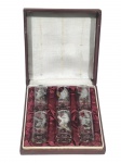 <b>VIDROS</b>, seis (6) copinhos para licor confeccionados em vidro translucido, lapidados em baixo relevo por elementos florais foleados em PRATA 925, acondicionados em estojo original com marcas do tempo, medindo 6x3cm.