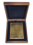 <b>MILITARIA</b>, uma (1) placa de reconhecimento e gratidão confeccionada em metal dourado com esmaltagem, inscrições REGATA "DIA DO RESERVISTA", Arbitro de Honra ao Gen. Bda. Flavio Hugo Lima da Rocha, acondicionado em estojo original em madeira, medindo 8,5x6,5cm.