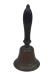 <b>BRONZE</b>, uma (1) sineta confeccionada em bronze, cabo em madeira torneada, medindo 19cm de altura.
