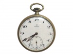<b>RELÓGIO</b>, um (1) relógio de algibeira (bolso), Suíço, marca OMEGA, mostrador branco com algarismos arábicos, caixa em metal prateado, numerado na máquina e na caixa, OMEGA WATCH (em 1848 começou em uma pequena oficina em La Chaux de Fonds na Suíça, fundada por Louis Brandt; em 1879 Louis faleceu e seus filhos assumiram o negócio; em 1885 lançaram seu primeiro relógio produzido em massa; em 1892 lançaram seu primeiro relógio de repetição; em 1905 passou a ser o cronometrista oficial dos eventos esportivos na suíça; em 1932 foi o cronometrista dos jogos Olímpicos de Los Angeles, parceria que continua até a atualidade, atuando em mais de vinte Jogos Olímpicos; em 1962 seu modelo Speedmaster foi usado por um astronauta na missão Mercury Sigma 7; em 1965 a NASA tornou o modelo oficial para as Missões Espaciais; em 1969 fez a primeira viagem a lua; em 1990 ganhou popularidade como relógio oficial de James Bond), mecanismo funcionando a corda com 15 rubis ou safiras, usado e sem garantia, medindo 5,5x5cm.