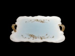 <b>LIMOGES (França, final do século XVIII)</b>, uma (1) bandeja retangular confeccionada em porcelana francesa esmaltada na tonalidade branca, centro na tonalizade azul, borda em ondulações, decorado por elementos florais e pássaros em ouro, medindo 40x33cm.