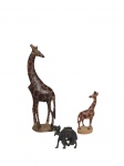 <b>ESCULTURAS</b>, três (3) esculturas confeccionadas em madeira entalhada, sendo: A) 2 representando giradas, possivelmente africanas, maior possuindo falha na perna e na orelha, medindo 30,5cm e menor 16cm, quebra na orelha e B) 1 representando camelo, medindo 8x7cm.