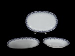 <b>PORCELANA RENNER MEDAILLON</b>, três (3) travessas confeccionadas em porcelana esmaltada na tonalidade branca, borda decorado por guirlanda floral na tonalidade azul, filete e realces em prata, possivelmente sem uso, sendo: A) 2 ovais, medindo 33,5x22,5cm e 29x19cm e B) 1 funda, medindo 4x23,5x16cm.