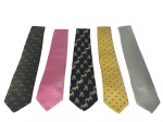 <b>INDUMENTÁRIAS</b>, lote com cinco (5) gravatas confeccionadas em seda de modelos e marcas distintas, sendo: A) 1 na tonalidade amarela da marca CHARLES TYRWHITT, B) 1 na tonalidade prata da marca RICARDO ALMEIDA, C) 1 na tonalidade preta decorada por leões e tigres da marca DIAMENT'S, D) 1 na tonalidade rosa da marca CHARLES TYRWHITT e E) 1 na tonalidade verde decorada por lebres da marca SAILLARD, todas em bom estado de conservação.