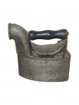 <b>DIVERSOS</b>, um (1) ferro de passar a carvão confeccionado em ferro fundido esmaltrado em prateação e alça em madeira escura, sinais de oxidação, medindo 20x19x11cm.