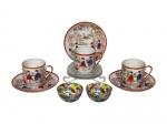 <b>PORCELANAS ORIENTAIS</b>, lote com cinco (5) peças confeccionadas em porcelana oriental, sendo: A) 3 xícaras para café com seus respectivos pires com decoração oriental em policromia realçados em vermelho, medindo 4,5x6x4,5cm e B) par de pequenos bowls com decoração oriental em policromia, marcado China, medindo 2,5x5cm.