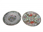 <b>PORCELANA ORIENTAL</b>, dois (2) pratos decorativos confeccionados em porcelana oriental com decorações do cotidiano oriental em policromia com realces em ouro, medindo 26,5cm e 27cm.