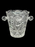 <b>CRISTAL</b>, um (1) balde de gelo confeccionado em cristal translucido, lapidado por estrelas, bico de jaca e palmas em baixo relevo, alças laterais facetadas e borda em recortes apresentando bicado, medindo 14x17x12,5cm.