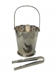 <B>METAL IMPERIAL</b>, um (1) balde para gelo confeccionado em metal espessurado a prata, cinzelado de elementos vegetalistas em vazados, bordas em recortes, alça central articulável, acompanha pegador de gelo, medindo 14x12,5cm.