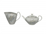 <B>PORCELANA RENNER DONAIRE</b>, duas (2) peças confeccionadas em porcelana nacional esmaltada na tonalidade branca, decorada por folhagens em policromia e borda filetada a ouro, sendo: A) 1 bule para chá, medindo 12x24x15cm e B) 1 leiteira, medindo 14,5x19,5x11cm.