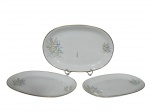 PORCELANA RENNER DONAIRE - (3) Travessas ovais  em porcelana nacional esmaltada na tonalidade branca, decorada por folhagens em policromia e borda filetada a ouro, medida da maior : 37 x 26 cm , medida da peça menor : 29 x 19 , possui falhas na douração