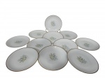 PORCELANA RENNER DONAIRE - (11) Pratos de sobremesa em porcelana nacional esmaltada na tonalidade branca, decorada por folhagens em policromia e borda filetada a ouro, medida : 17 cm .