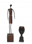 <b>ESCULTURAS</b>, lote com duas (2) peças, sendo: A) 1 escultura confeccionada em cobre representando figura feminina, apoiada sobre base em madeira, medindo 27,5cm e B) 1 miniatura confeccionada em bronze representando a taça Jules Rimet, medindo 11cm de altura.