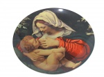 <B>VISTA ALEGRE (Portugal, 1824)</B>, um (1) prato decorativo confeccionado em porcelana portuguesa esmaltada na tonalidade branca com pintura representando pintura do quadro "A VIRGEM DA ALMOFADA VERDE", obra de Andrea Salaria, existente no Museu de Louvre, série limitada não numerada de 60000 exemplares, medindo 19,5cm.