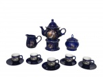 <B>PORCELANA MITOSHI</b>, uma (1) parte de serviço para café confeccionado em porcelana esmaltada na tonalidade azul cobalto, decorada por faisão e elementos florais em policromia com realces em ouro, sendo: A) 1 bule para café com rechaud, bicado na borda, medindo 16x19x9,5cm e rechaud 7x10,5cm, B) 1 açucareiro, medindo 12x8cm, C) 1 leiteira, medindo 9x12x6cm e D) 5 xícaras para café com seus respectivos pires, medindo 5x7x5cm.