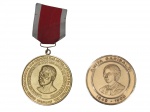 <B>MEDALHAS</b>, duas (2) medalhas confeccionadas em bronze, sendo: A) 1 MEDALHA COMEMORATIVA DOS 300 ANOS DE MORTE DE ZUMBI, ZUMBI 1695-1995, medindo 5cm e B) COMISSÃO ESTADUAL DO SESQUICENTENÁRIO DE MORTE, SANTA CATARINA, ANITA GARIBALDI, 1849 - 1999, medindo 5cm.