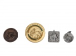 <B>MEDALHAS</b>, lote com quatro (4) medalhas de modelos, tamanhos e decorações distintas, sendo 2 em bronze e 2 em metal prateado, maior medindo 6cm e menor 3cm.