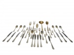 <b>FAQUEIRO</b>, uma (1) parte de faqueiro confeccionado em metal espessurado a prata com cabo cinzelado em arabescos finalizados em concheados, apresentando falhas na prateação, sendo: A) 6 facas de jantar, B) 6 garfos de jantar, C) 8 colheres de sopa, D) 6 facas para peixe, E) 6 garfos para peixe, F) 1 concha, G) 1 colher de arroz, H) 1 garfo trinchante, I) 1 garfo para peixe e J) 1 espátula para peixes, total 37 peças.