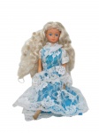 <b>COLECIONISMO</b>, uma (1) barbie da marca SIMBA-TOYS confeccionada em material emborrachado, vestes em rendas, apresentando marcas do tempo e falta 1 perna, medindo 30cm.