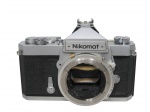 <b>FOTOGRAFIA</b>, uma (1) câmera fotográfica NIKON, modelo NIKOMAT, origem japonesa, apresentando ausência da lente, não testada e sem garantia de funcionamento,
