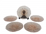 <b>VIDROS</b>, lote com cinco (5) pratinhos para bolo confeccionados em vidro prensado na tonalidade rosa com moldagem floral, medindo 15,5cm.