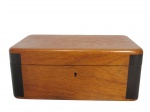 <B>DIVERSOS</b>, uma (1) caixa retangular confeccionada em madeira clara, apresentando quebra na dobradiça, não possui chave, medindo 11,5x27,5x17cm.