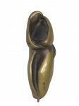 <B>BEA MACHADO</b>, uma (1) escultura confeccionada em bronze representando casal, assinado, medindo 24cm de altura.