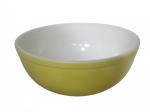 PYREX AMERICANO - Uma grande tigela confeccionada em vidro leitoso na tonalidade amarela , medida : 11 X 26 cm