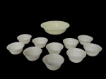 VIDRO COLOREX - Conjunto para sobremesa confeccionada em vidro Colorex na tonalidade bege , sendo (A) uma saladeira e (B) 10 Bowls , moldado em gomos e bordas em ondulações , medida da saladeira : 6,5 x 24 , medida dos bowls : 4,5 x 11 cm